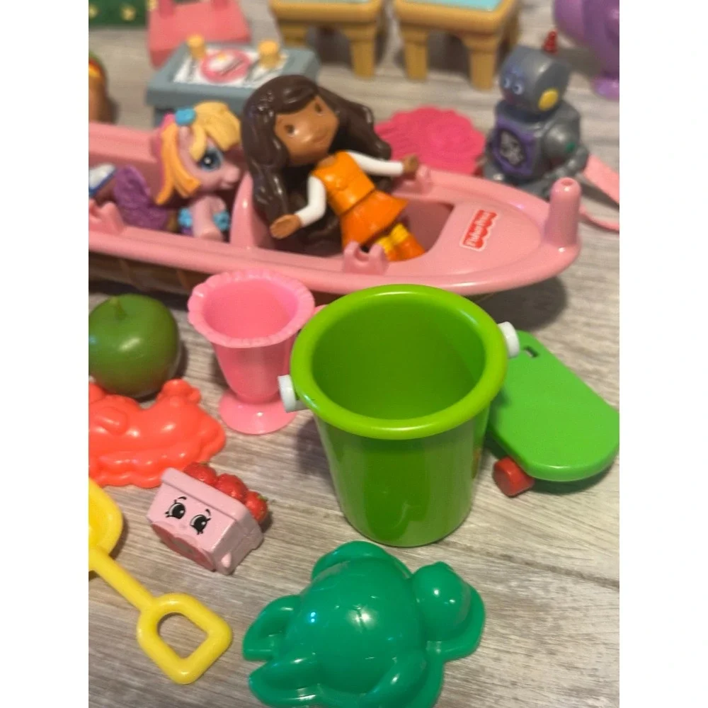 Lot of Vintage Doll Accessories and furniture Barbie Fisher Price more 37 items - Picture 4 of 7